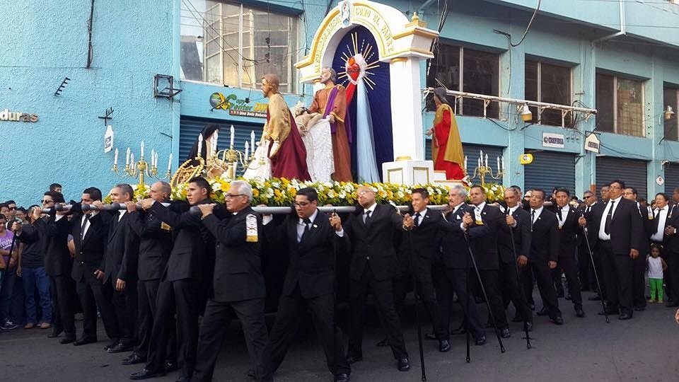 Los Caballeros del Santo Entierro con el anda procesional